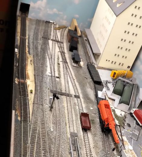 das bisher provisorisch zur Rundumfahrt platzierte Gleis an der Vorderkante des Dioramas kann nun endlich ordentlich verlegt werden, nachdem die dafür benötigte Weiche 190 1:7,5 von N40 verfügbar ist
dazu wir ...