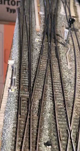 die Gleiserbindung bestehend aus DKW und Bogenweiche macht sich ganz gut
auch der Übergang vom N40 Holzschwellengleis zu den alten Petau Gleisen mit gefrästen Pertinax-Schwellenrosten konnte optisch ganz zufriedenstellend angeglichen werden
das ...