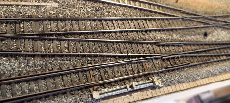 hier nochmal die Gleisverbindung
und die Stellschwellen der 500er Weiche, diese beginnt direkt am Weichenende der 1:7,5er, also hinter der Herzstück