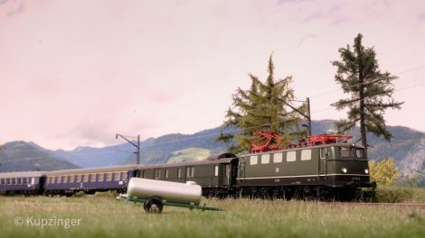 Eine E41 bringt einen Charterzug ins Karwendel.