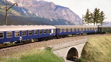 Links Liegewagen von Roco, rechts neuer Fleischmann A4üm.