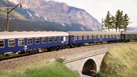 Links Liegewagen von Roco, rechts neuer Fleischmann A4üm. 