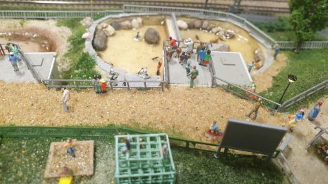 Direkt am Eingang und gegenüber vom Spielplatz 1 die Wasserbecken für Pinguine, Seehunde und das Walross