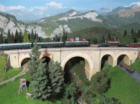 Und so wird es weitergehen: die elektrische Traktion hält Einzug am Semmering - die typischen Südbahnmasten für die Oberleitung wurden bereits geliefert und warten nur mehr auf den Einbau