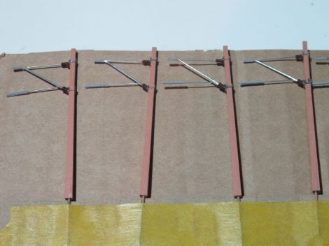Einbaufertig: die Südbahnmasten, welche sich durch die besondere Farbgebung aufgrund der Beimengung von Ziegelstaub im Beton von den anderen ÖBB-Masten unterscheiden