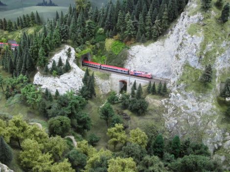 Kurz nach Breitenstein wird die berühmte Weinzettelwand passiert