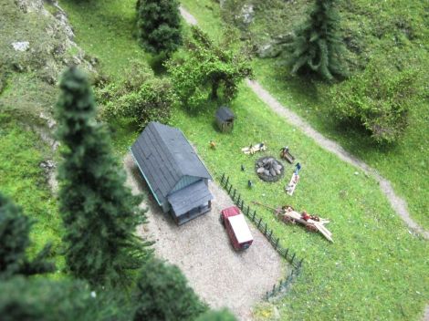 Etwas versteckt am Fuße der Weinzettelwand befindet sich diese Szene mit einer kleinen Jagdhütte, daneben ein stilles Örtchen (Lasercut), auf der Wiese wurde ein Lagerfeuer eingebaut (die Flacker-LED muss noch ...