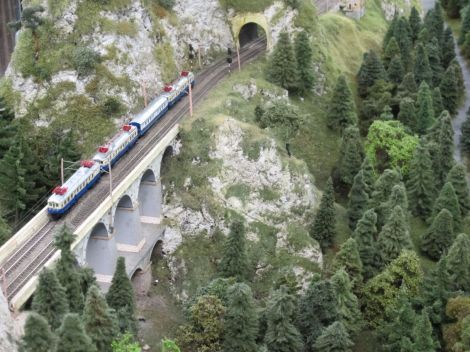 Sehr bekannt ist auch die Szene an der Krauselklause mit dem kürzesten Tunnel an der Strecke, dem Krauseltunnel