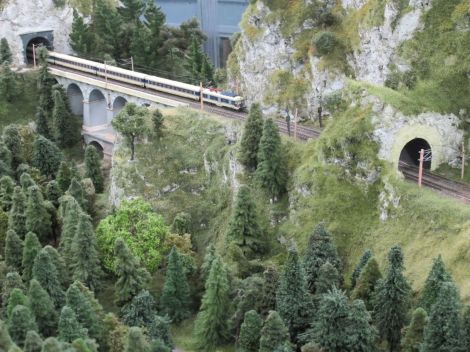 Hier der Blick in die andere Richtung, ein Triebwagenzug der Reihe 4010 rollt in Richtung Breitenstein