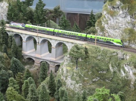 Beim Vorbild durch das zu enge Lichtraumprofil am Semmering nicht erlaubt, im Modell aber möglich: ein Doppelstockzug in der Version des CAT City Airport Train an der Krauselklause