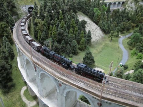 Schwere Güterzüge benötigten immer eine Vorspannlokomotive auf der Nordrampe, wie hier an der berühmten Kalten Rinne bergwärts, nicht im Bild ist sogar noch eine Nachschiebelokomotive im Einsatz