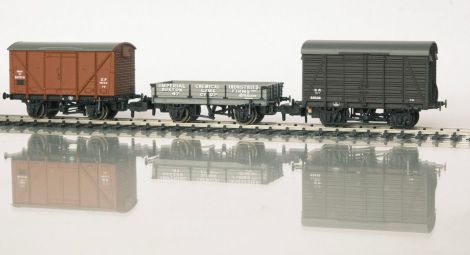 Die kurzen britischen Güterwagen sind in N je nur ca. 5 cm lang
