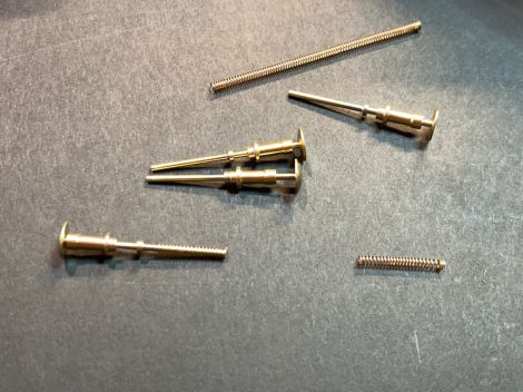 Die Puffer wurden dieses Mal als Steckbare Teile gebaut. Denke mal das ich es in Zukunft weiterhin so machen werde.
Die Federn sind aus 0,3mm Bronzedraht selbst gewickelt 