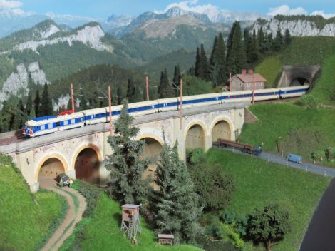 Ein Triebwagenzug Baureihe 4010 als Städteschnellverbindung von Wien nach Graz auf der Bergfahrt am Höllgraben, hier befindet sich die 1. Klasse wieder vorbildgerecht am Ende des Zuges bzw. im Steuerwagen