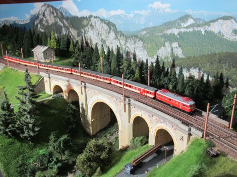 Für den Eilzug von Mürzzuschlag nach Wien Süd ist heute eine Lok der Baureihe 1046 eingeteilt