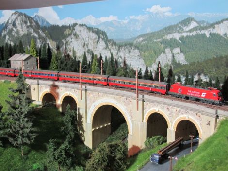 Der Intercity von Graz nach Wien rollt über den Höllgraben talwärts, vorbildgerecht befindet sich die 1. Klasse hinter der Lok, um den Reisenden kurze Wege am Bahnsteig des alten Wiener ...