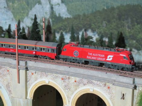 Im Schnellzugdienst ist heute die 1016 in der Version der ARG (The Austrian Railway Group) unterwegs
Link: http://www.austrianrailwaygroup.co.uk/