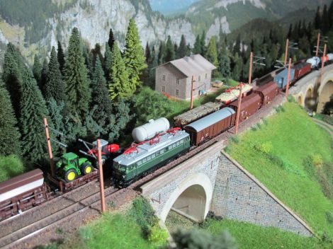 Zugbegegnung am Pettenbachgraben, eine grüne 1042.5 ist bergwärts unterwegs