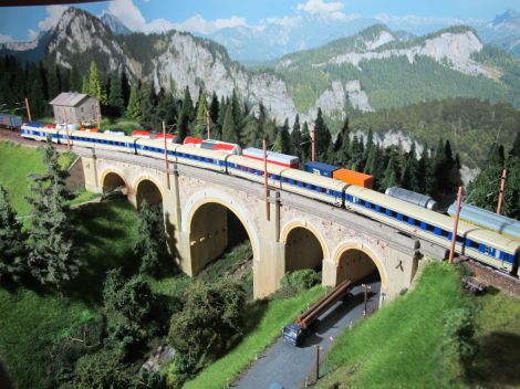 Zum Abschluss noch eine bunte Zugbegegnung am Höllgraben-Viadukt