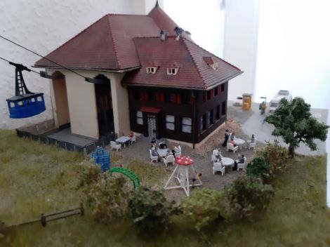 Die Talstation der Seilbahn erhielt einen Hinterausgang aus der Bastelkiste, damit der Zugang zum Gartencafé mit Spielplatz möglich wird.