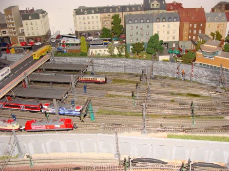 Blick über die rechte Bahnhofsein- bzw. ausfahrt .