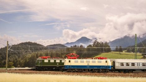 Die beiden Züge kreuzen sich in Oberpyrkersdorf.