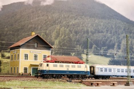 Dann klackern auch beim Nahverkehrszug die Türen, und das markante Schaltwerk der 141 ist zu vernehmen.