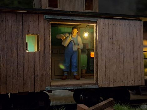 Auch der Caboose wurde aufwändig umgearbeitet. Innen und außen wurde er mit Holzbrettern verkleidet. Ein Lokdecoder im Inneren des Wagens steuert das Licht der Petroleumlampen und das Flackern im Kanonenofen.