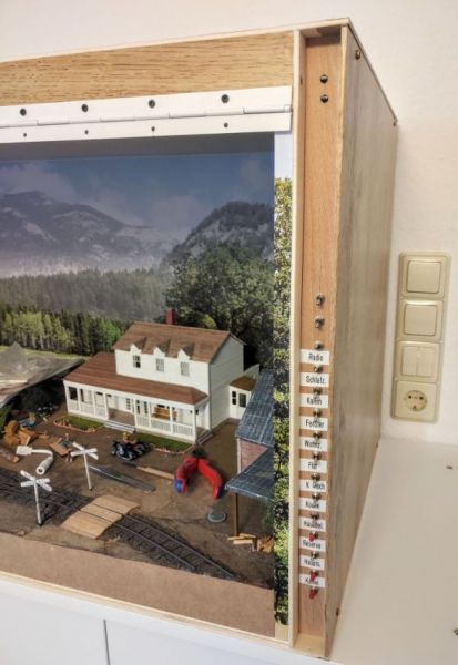 Ein Bild aus der Bauphase. Die Bedienelemente sind in einem 3 Zentimeter schmalen Bereich auf der rechten Seite des Dioramas untergebracht. Auf digitale Komponenten wurde verzichtet. Bis auf die Lok ...