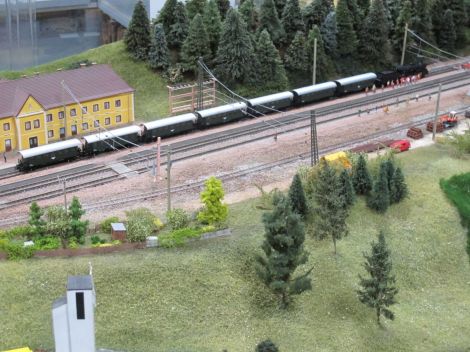 Ein langer Personenzug mit Spantenwagen beim Halt im Bahnhof Breitenstein