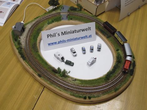 Ebenfalls fertig gestellt und im Betrieb gezeigt wurde die "Klobrillenanlage" von Phils Miniaturwelt - ein minimalistisches Anlagenkonzept, welches auch an die Wand gehängt werden kann - stundenlang drehte die Hobbytrain-Lok ...