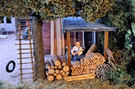 Auch Großvater "Sam Walton" wurde extra für das Diorama angefertigt. Die Körperhaltung wurde so gewählt, dass er einen Scheit echtes Holz tragen kann. Auch die Leiter, die zum Baumhaus führt ...