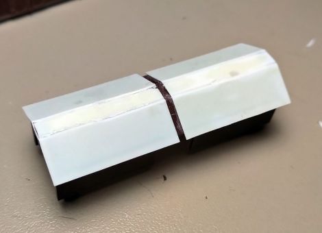 Das vorbereitete Dach von oben, noch stehen die Platten über und die seitlichen Wangen fehlen noch.