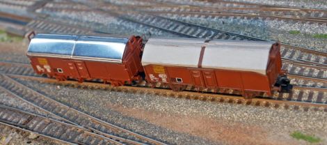 Der Wagen von oben mit dem charakteristischen Dach, die Polystyrolplatten wurden mit dem Pinsel lackiert und anschließen der Wagen minimal mit nassen Pulverfarben gealtert.