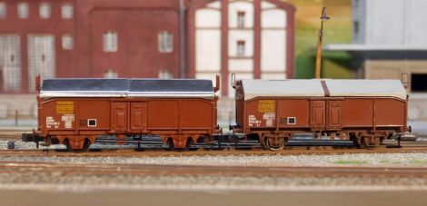 Hier der fertige Wagen im Vergleich zum unbearbeiteten Ausgangsmodell von der Seite.