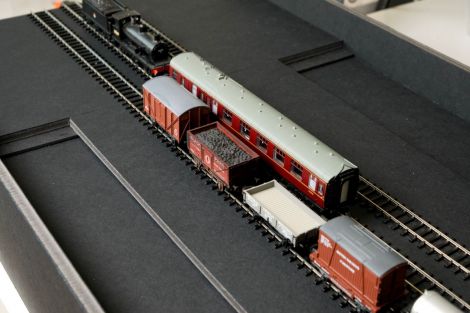 Üblicherweise stehen zwei Zuggarnituren auf dem Traverser und ein Gleis bleibt zum Umsetzen frei.