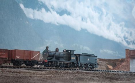 Die Class C in der Abenddämmerung wird gleich unter der Brücke herfahren