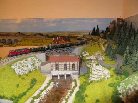 Das Kraftwerk mit dem zugehörigen Kanal.