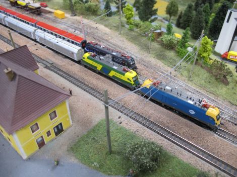 Zugüberholung im Bahnhof Breitenstein