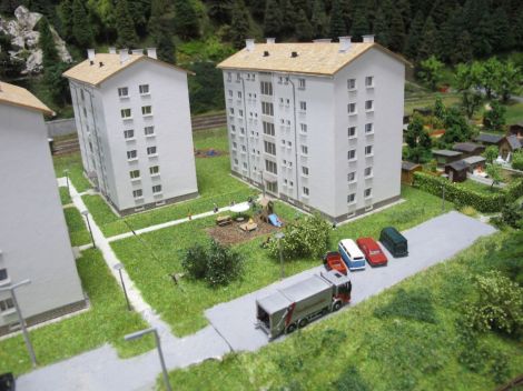 Der Wagen der Fa. Saubermacher holt den Müll von den Mehrparteienhäusern in Mürzzuschlag ab