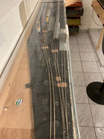 die Ein- und Ausfahrt zu Schattenbahnhof: nur 4 Weichen für 18 Meter Abstellgleise