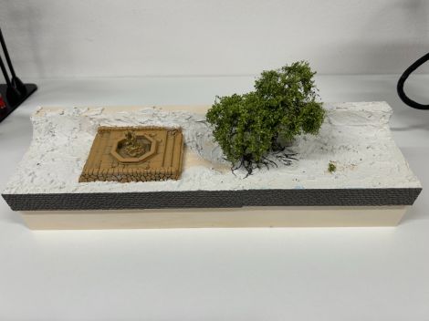 Brunnen und 2 Bäume aus der Noch-Packung.