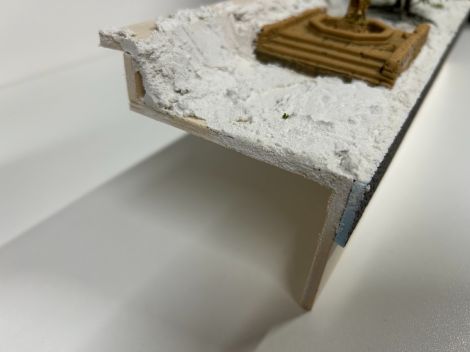 Aus Sperrholz gebauter Unterbau. Bereits mit Gips und Mauerplatten belegt.