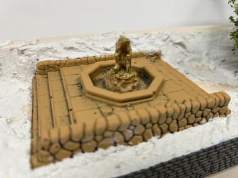 Der antike Brunnen ist eingebaut.