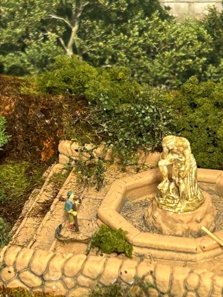 Brunnen mit Wanderer um die Größenverhältnisse besser zu erkennen.