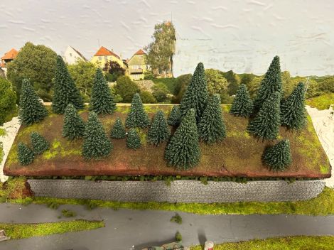 Die Ausgangsituation mit den Nadelbäumen. Styroporplatte in denen die Bäume eingesteckt waren.