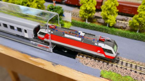 Die Train-Safe Röhre wird am Adapter eingehakt und sobald die Lok Kontakt am Gleis hat, kann man herausfahren bzw. umgekehrt.