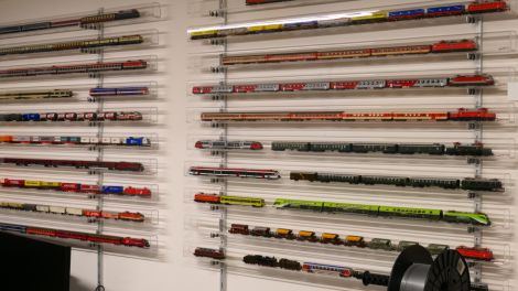 Die staubdichten Train-Safe Röhren an der Wand im Modellbahn-Keller.