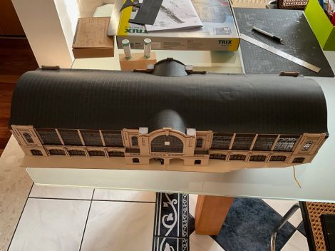 Die restliche Dachpappe ist fertig aufgeklebt. Das gesamte Gebäude ist sehr stabil, es wird nicht mit dem Unterbau verbunden, sondern läßt sich nach oben abnehmen.