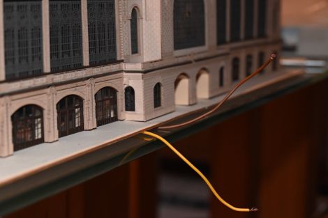 Hier ist ein weiterer Fehler im Bausatz. Das vorgerückte Portal passt nicht an die Seitenwand, da die untere Mauer zu lang ist. ich habe ca. 1mm abschneiden müssen. 